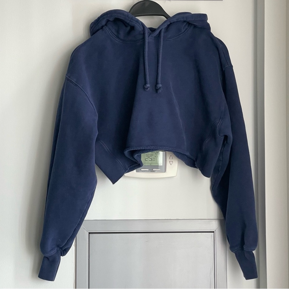 ARITZIA TNA Navy Cropped Hoodie Sweater